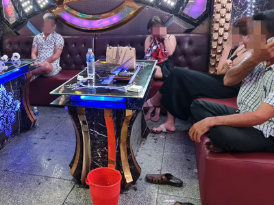 Ph&aacute;t hiện nhiều nh&oacute;m thanh ni&ecirc;n tổ chức &ldquo;tiệc ma t&uacute;y&rdquo; trong ph&ograve;ng karaoke - Ảnh 2.