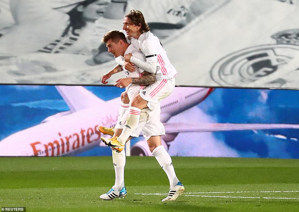 Hạ Barcelona ở siêu kinh điển, Real Madrid soán ngôi đầu La Liga - Ảnh 5.