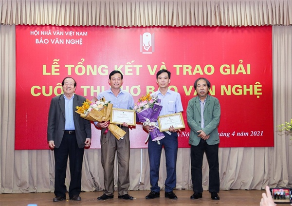 Nhà thơ Trần Đăng Khoa nói về nghi vấn "đạo ý tưởng" của "Mẹ tôi chửi kẻ trộm"