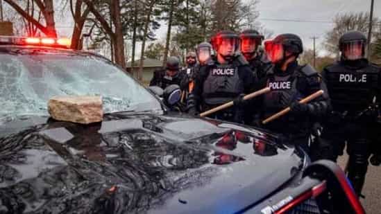 Cảnh s&aacute;t Mỹ trấn &aacute;p người biểu t&igrave;nh sau khi bắn chết thanh ni&ecirc;n da m&agrave;u - Ảnh 4.