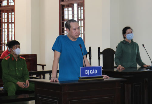 Người cha tàn nhẫn hầu tòa