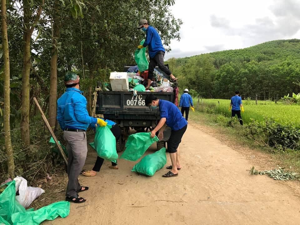 Đau đầu với những du khách vừa ngắm hoa trang rừng vừa… xả rác - Ảnh 6.