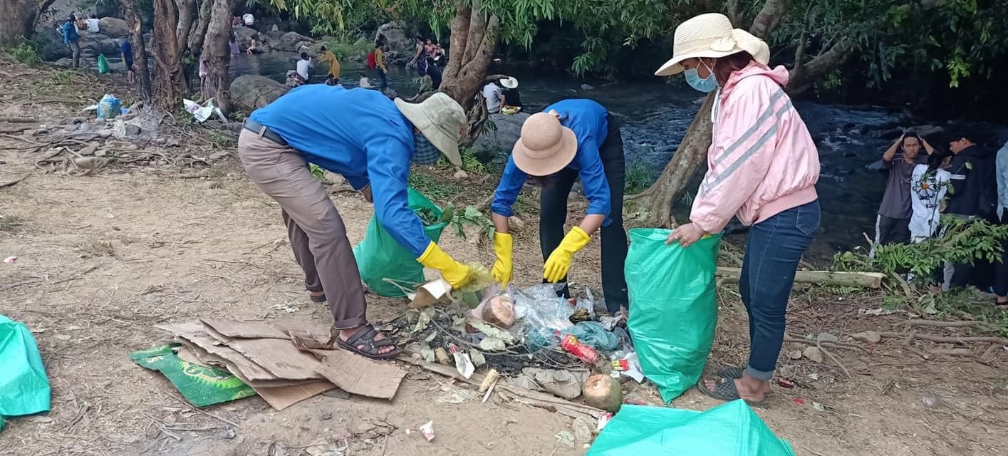Đau đầu với những du khách vừa ngắm hoa trang rừng vừa… xả rác - Ảnh 8.