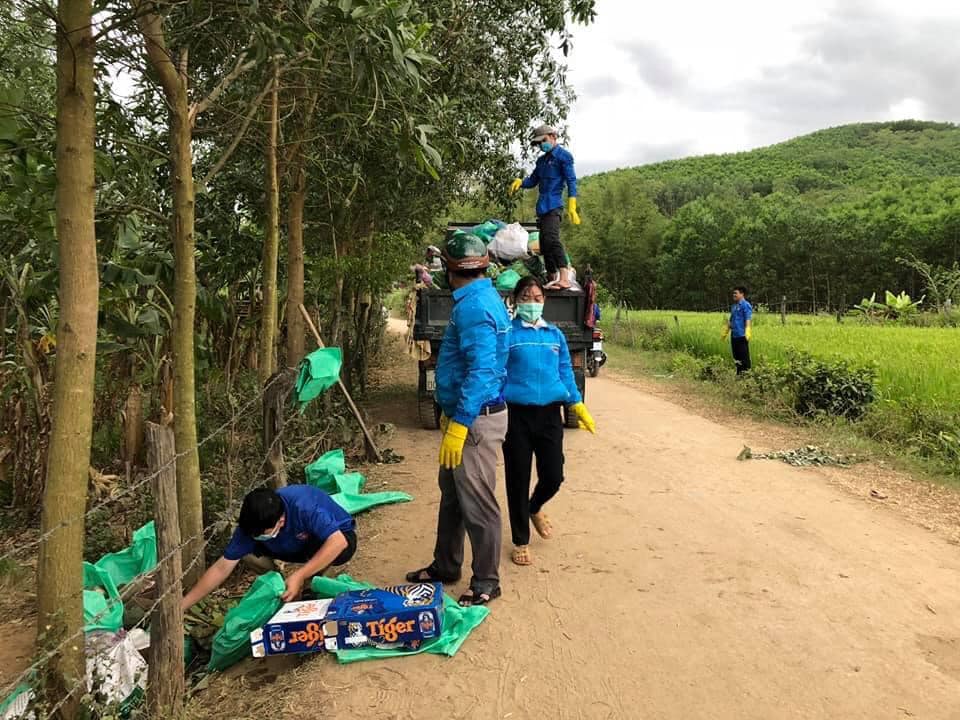 Đau đầu với những du khách vừa ngắm hoa trang rừng vừa… xả rác - Ảnh 13.