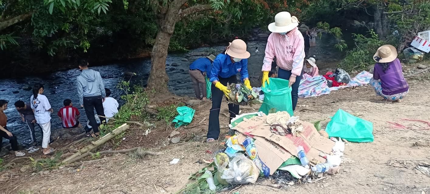 Đau đầu với những du khách vừa ngắm hoa trang rừng vừa… xả rác - Ảnh 15.