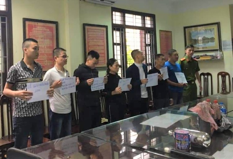 Thuê người uy hiếp, ném chất bẩn vào nhà người thân của "con nợ" để đòi tiền