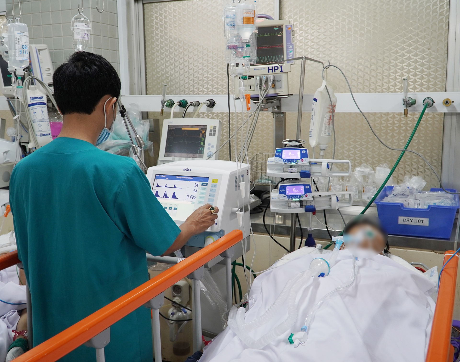 Mổ khẩn cứu sống thanh niên bị đâm bằng kiếm