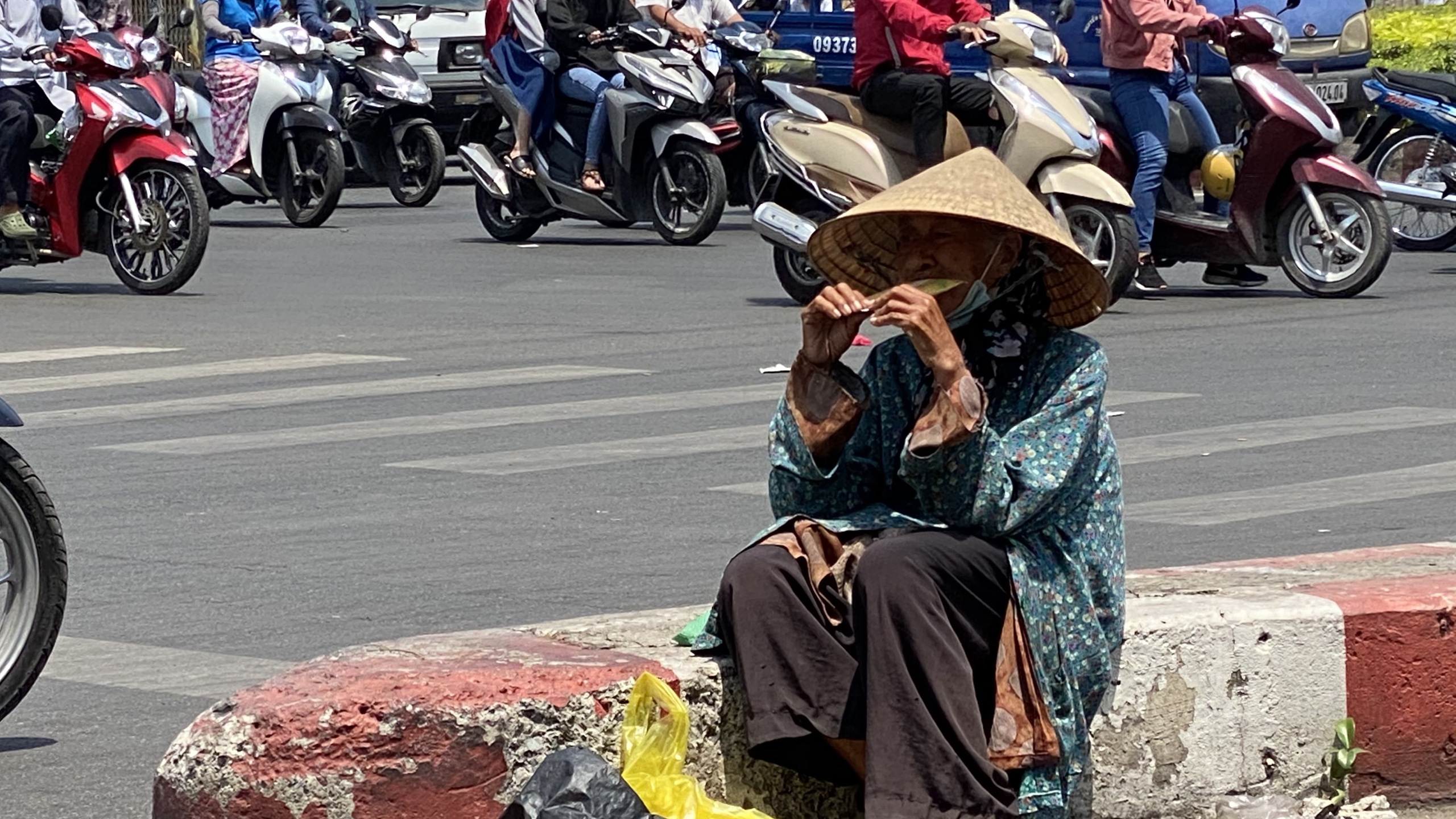 Tia cực tím tại TP HCM đạt ngưỡng nguy hiểm - Ảnh 1.