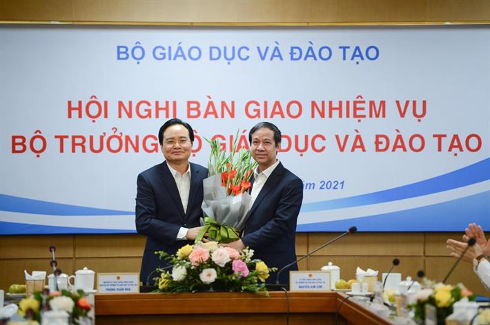 Ông Phùng Xuân Nhạ bàn giao nhiệm vụ cho tân Bộ trưởng Nguyễn Kim Sơn