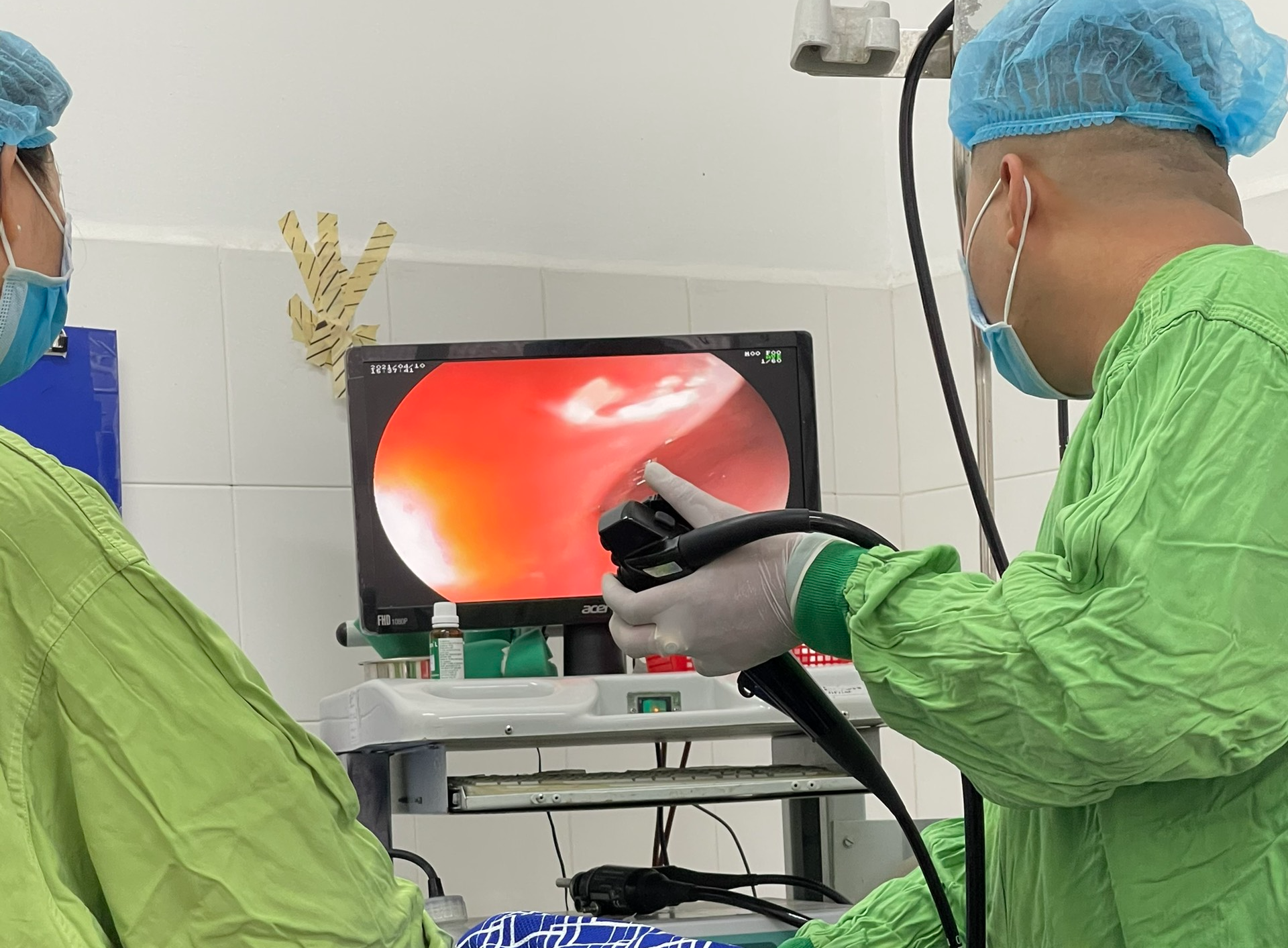 Ăn súp, cụ bà suýt tắt thở vì hóc xương heo 3 cạnh