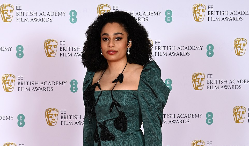 Những bộ đầm "thảm họa" tại thảm đỏ "Oscar nước Anh" BAFTA 2021