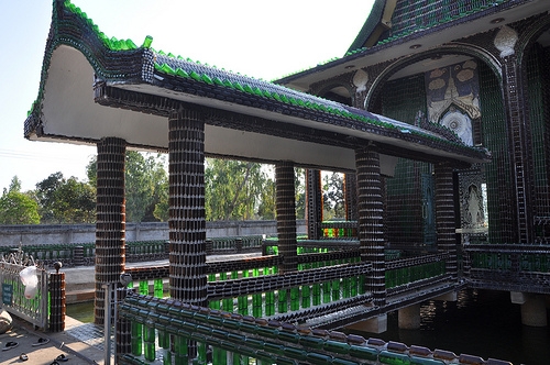 Ng&ocirc;i ch&ugrave;a vỏ chai - Kiến tr&uacute;c &ldquo;c&oacute; một kh&ocirc;ng hai&rdquo; ở Th&aacute;i Lan - Ảnh 2.
