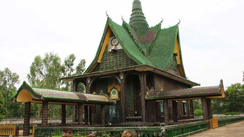 Ng&ocirc;i ch&ugrave;a vỏ chai - Kiến tr&uacute;c &ldquo;c&oacute; một kh&ocirc;ng hai&rdquo; ở Th&aacute;i Lan - Ảnh 3.