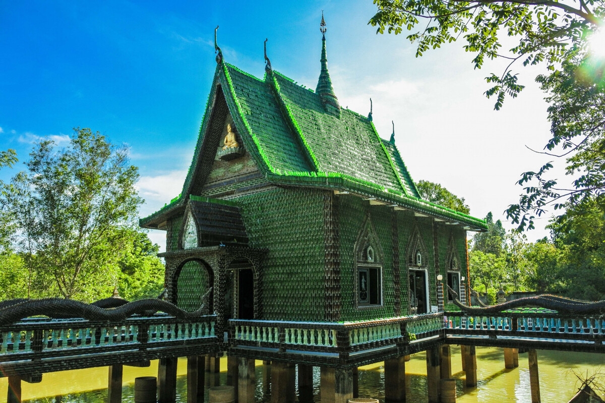 Ngôi chùa vỏ chai - Kiến trúc “có một không hai” ở Thái Lan