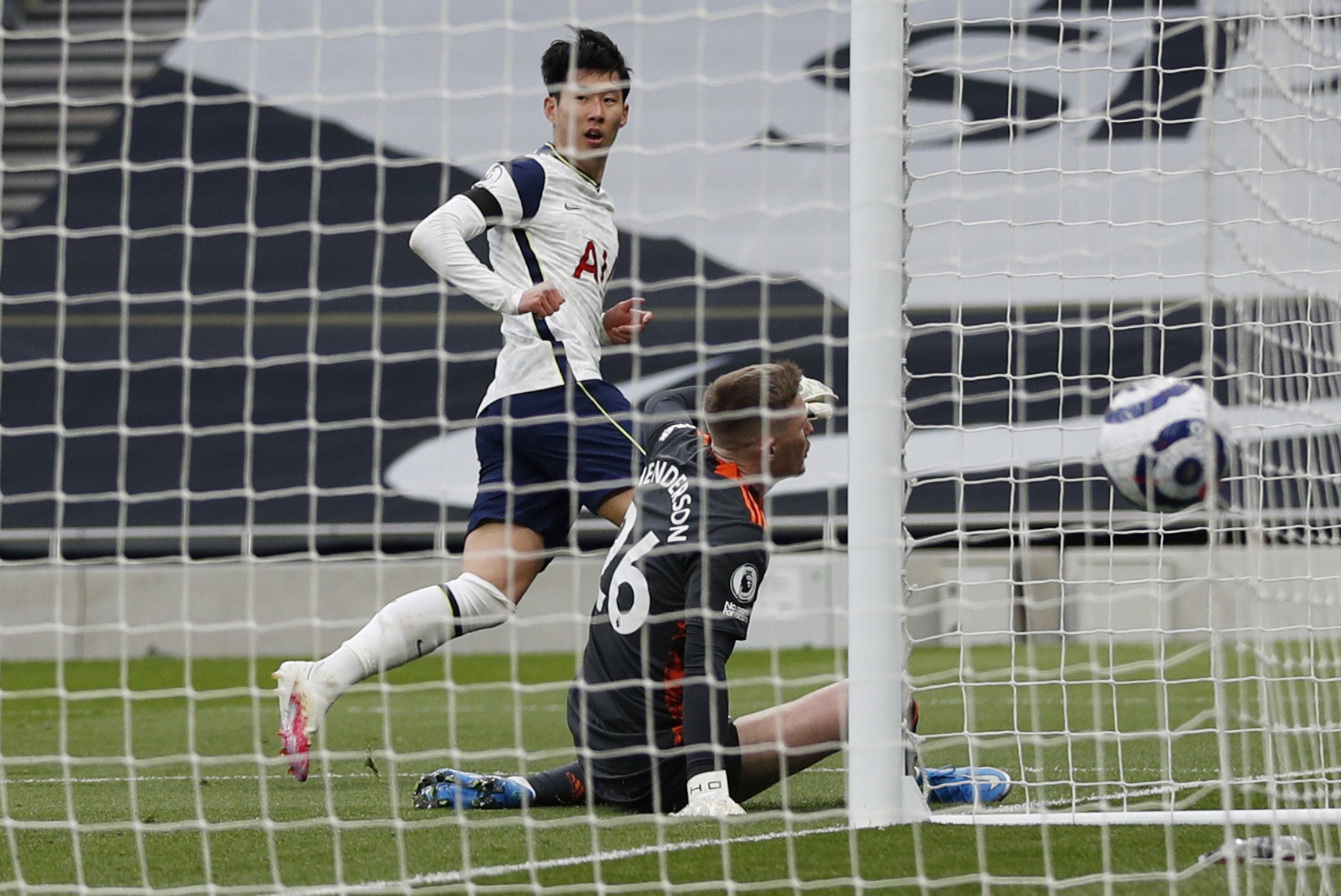 Ngược d&ograve;ng si&ecirc;u đỉnh Super Sunday, Man United quật ng&atilde; Tottenham - Ảnh 3.