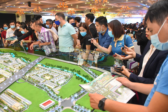 Vốn ngân hàng đổ vào bất động sản có đáng lo?