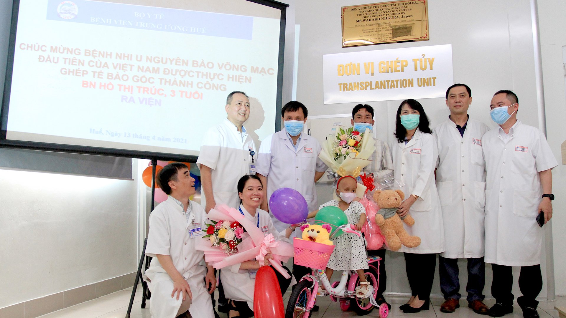 Cháu bé bị u nguyên bào võng mạc được chữa khỏi kỳ diệu