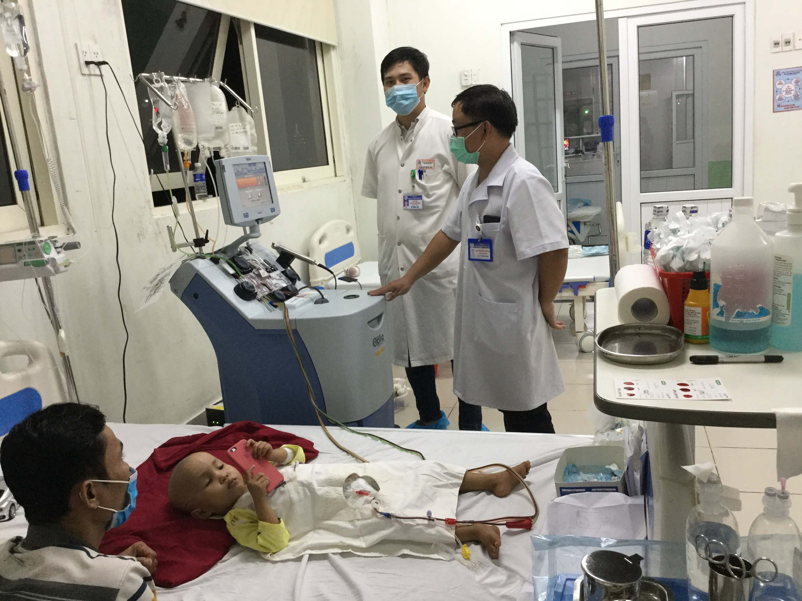 Ch&aacute;u b&eacute; bị u nguy&ecirc;n b&agrave;o v&otilde;ng mạc được chữa khỏi kỳ diệu - Ảnh 1.