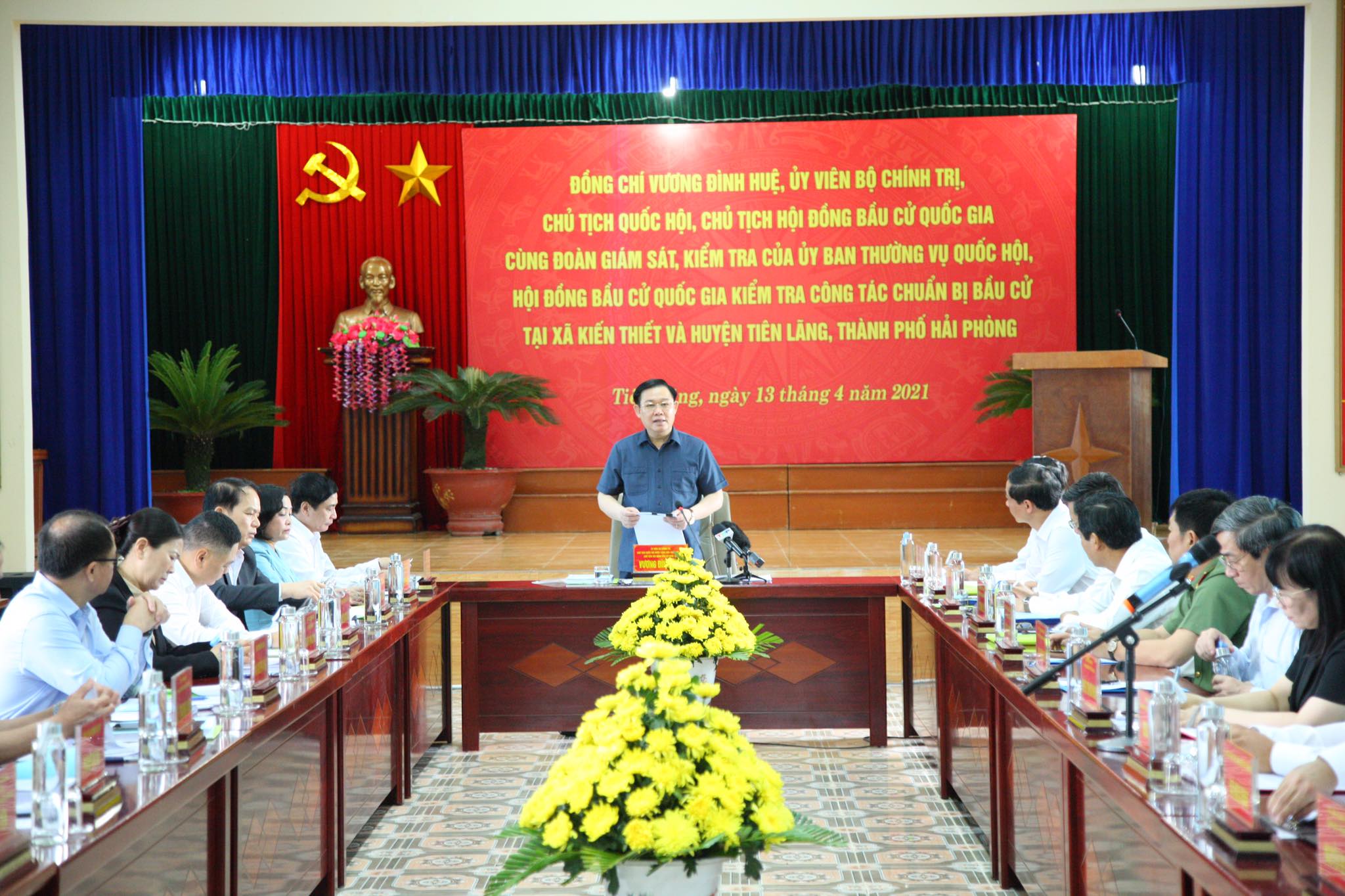 Chủ tịch Quốc hội Vương Đ&igrave;nh Huệ kiểm tra c&ocirc;ng t&aacute;c bầu cử tại Hải Ph&ograve;ng - Ảnh 1.