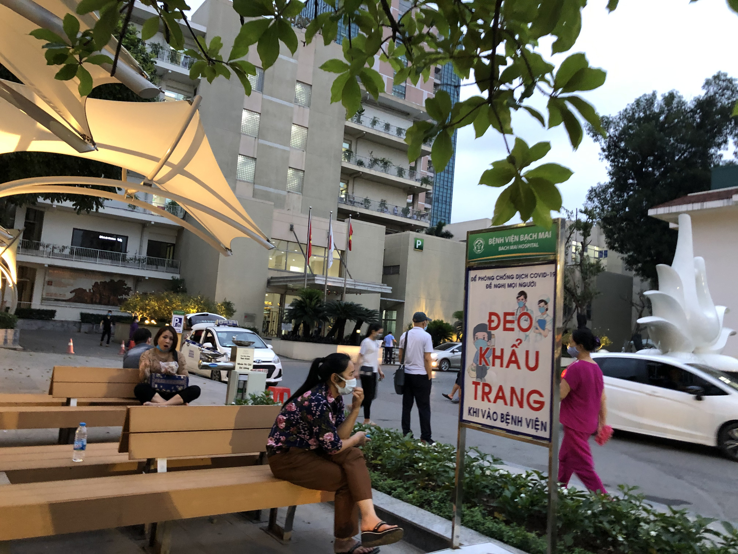 Hơn 200 nh&acirc;n vi&ecirc;n, b&aacute;c sĩ Bệnh viện Bạch Mai xin nghỉ việc: Người trong cuộc l&ecirc;n tiếng - Ảnh 1.
