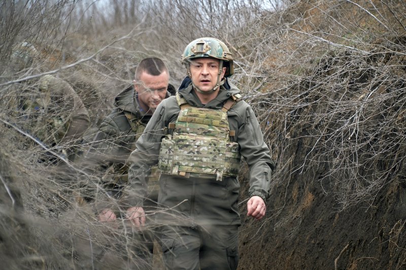 Tổng thống Ukraine đến chiến hào, G7 cảnh báo Nga