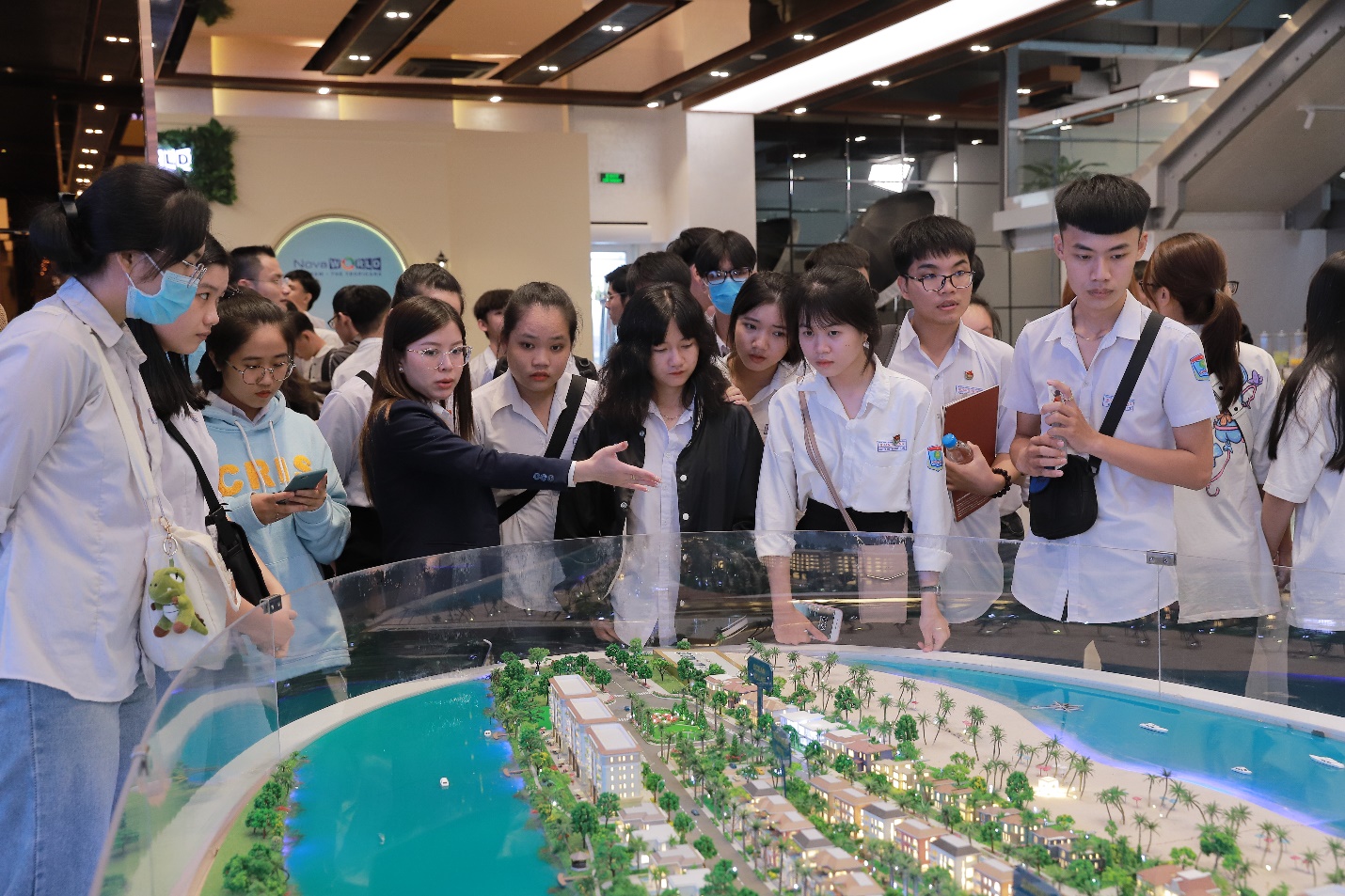 Campus Tour độc đáo của Nova College thu hút hơn 400 học sinh - Ảnh 4.