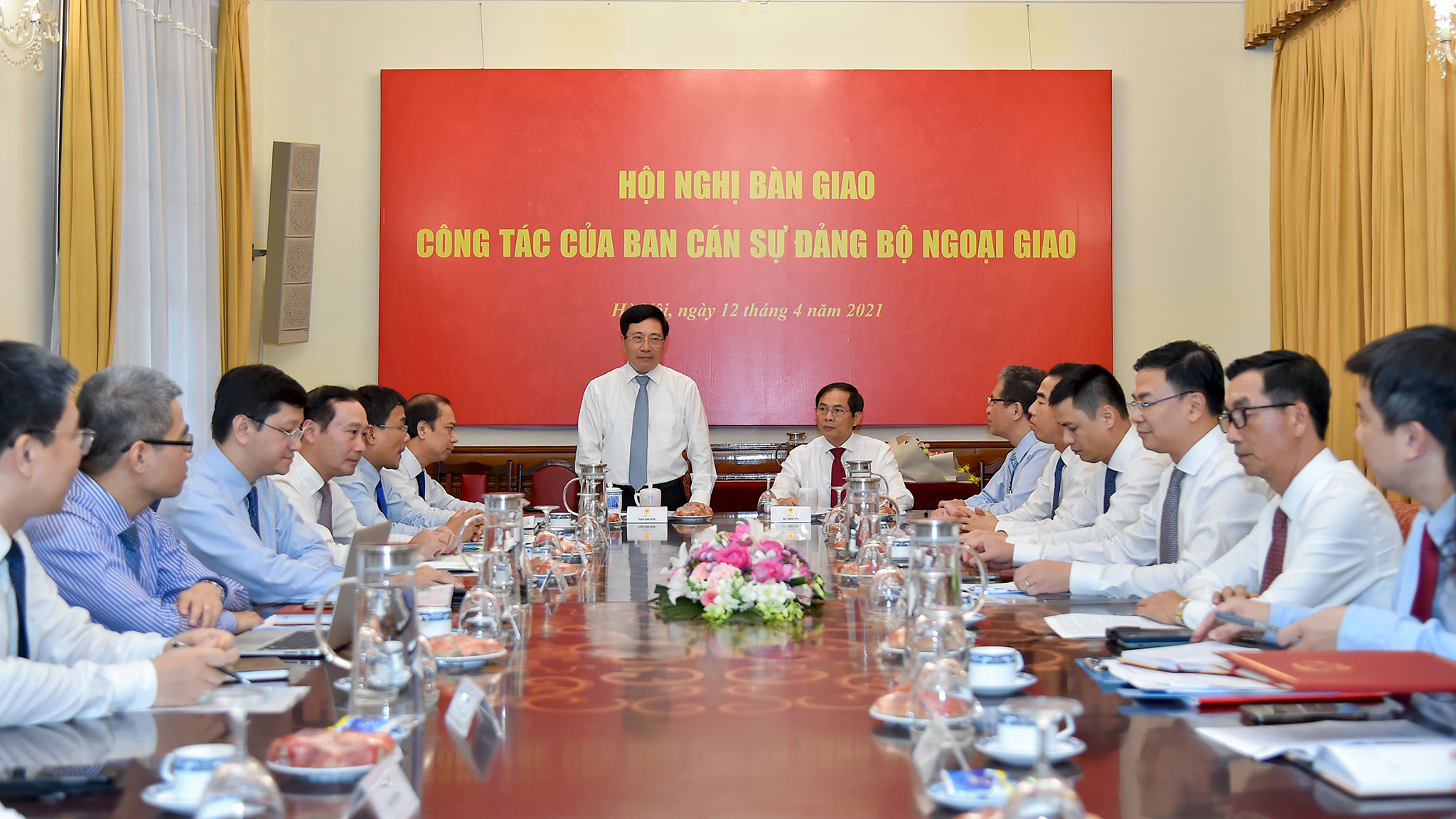 Ph&oacute; Thủ tướng Phạm B&igrave;nh Minh b&agrave;n giao nhiệm vụ Bộ trưởng Ngoại giao - Ảnh 2.