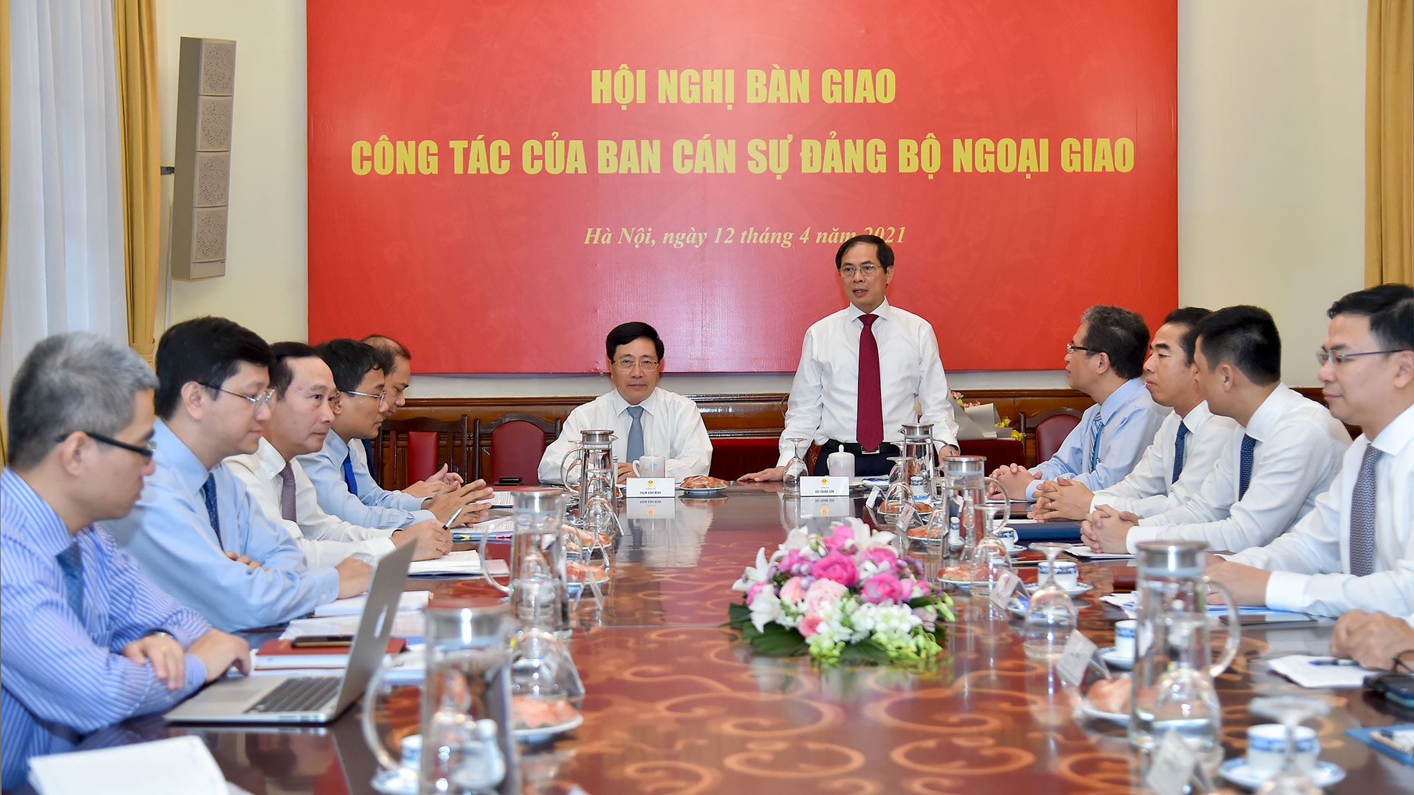 Ph&oacute; Thủ tướng Phạm B&igrave;nh Minh b&agrave;n giao nhiệm vụ Bộ trưởng Ngoại giao - Ảnh 3.