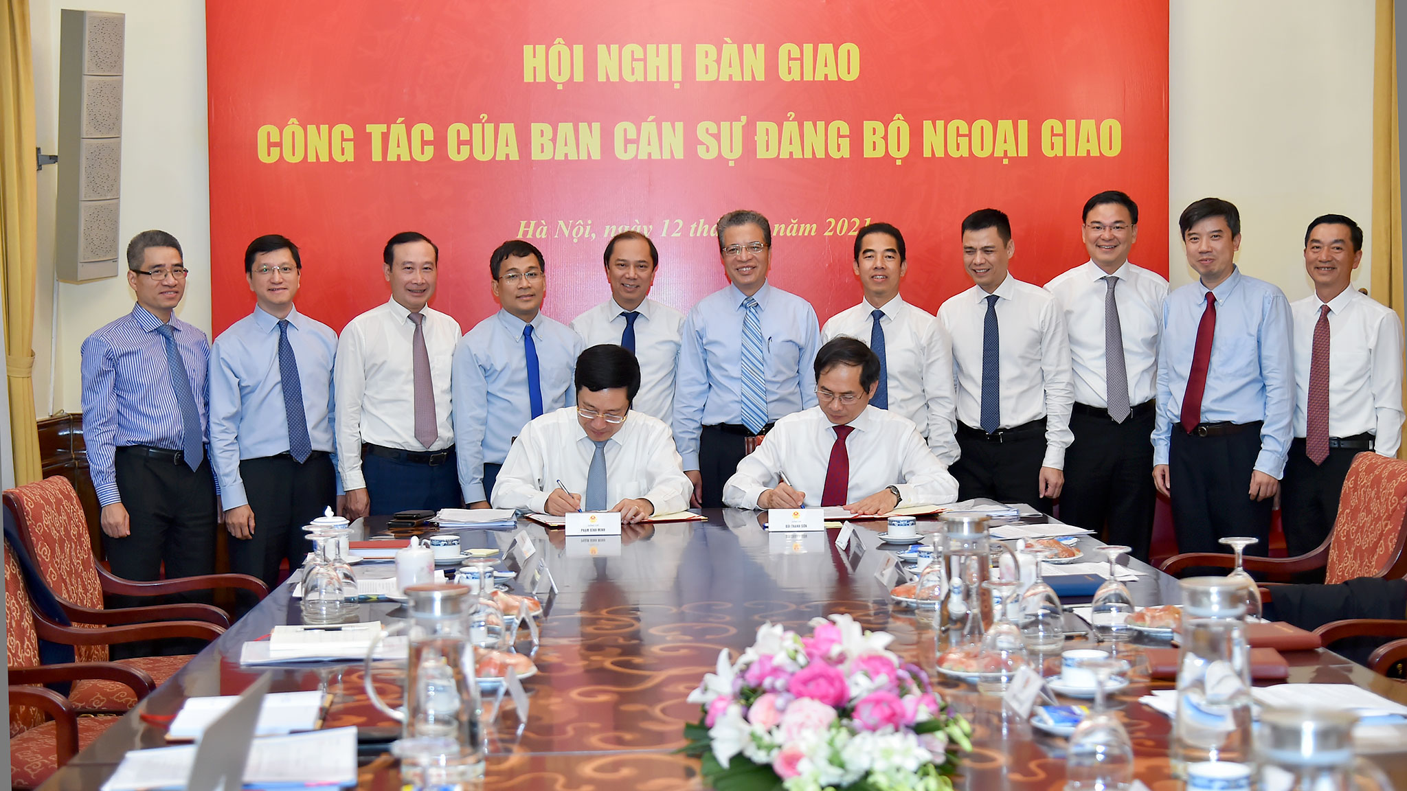 Ph&oacute; Thủ tướng Phạm B&igrave;nh Minh b&agrave;n giao nhiệm vụ Bộ trưởng Ngoại giao - Ảnh 4.