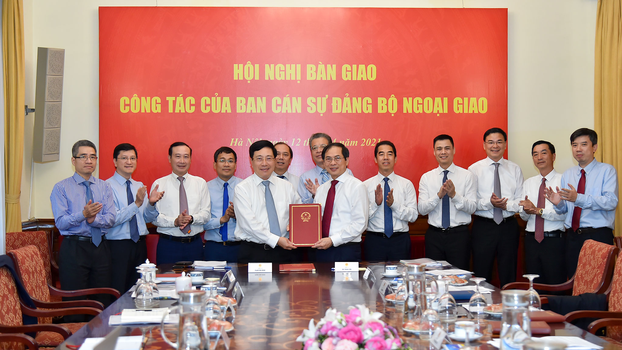 Ph&oacute; Thủ tướng Phạm B&igrave;nh Minh b&agrave;n giao nhiệm vụ Bộ trưởng Ngoại giao - Ảnh 5.