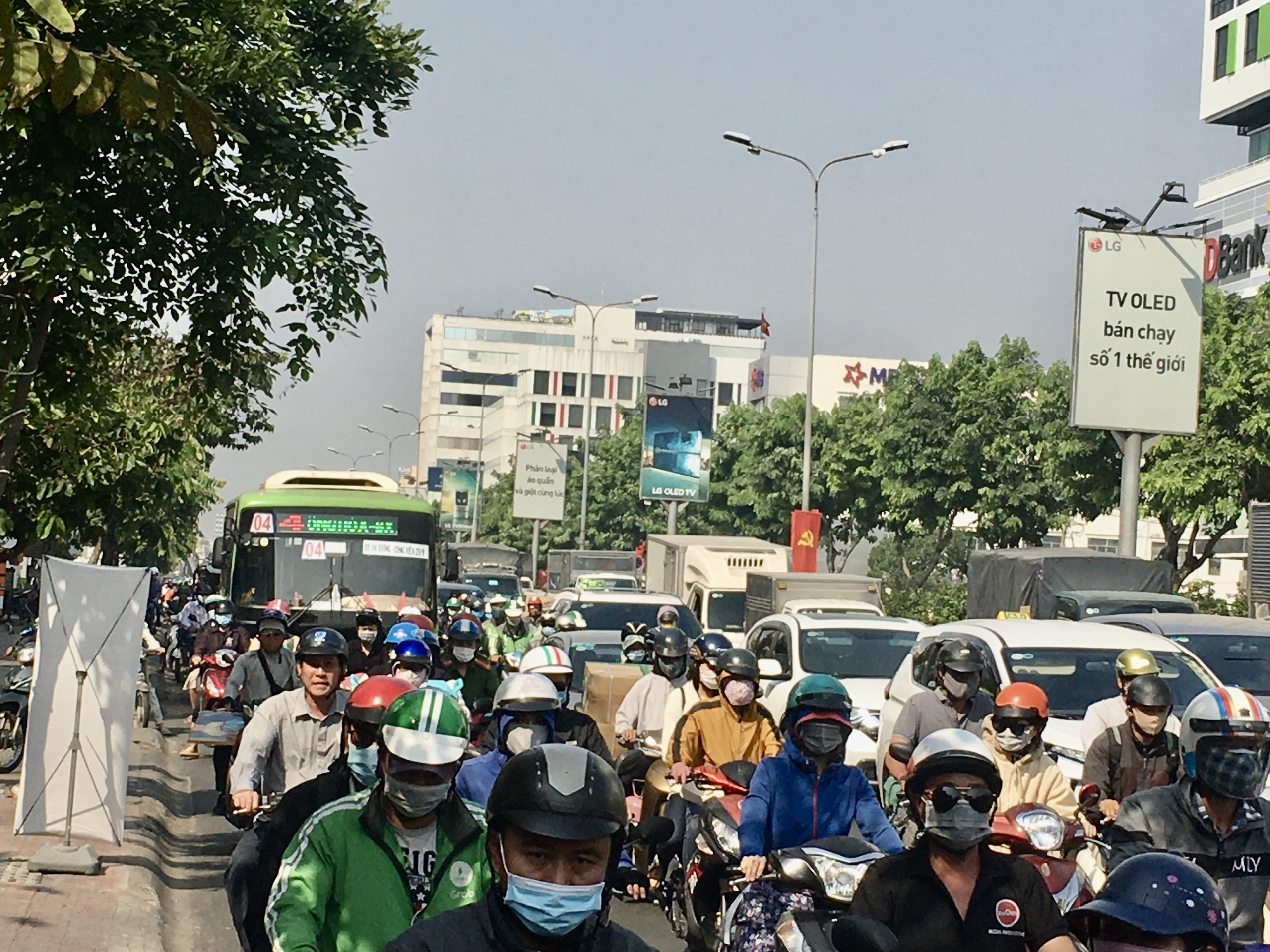 CSGT TP HCM nói gì về cảnh kẹt xe kinh hoàng tại cửa ngõ Tây Bắc sáng nay? - Ảnh 1.