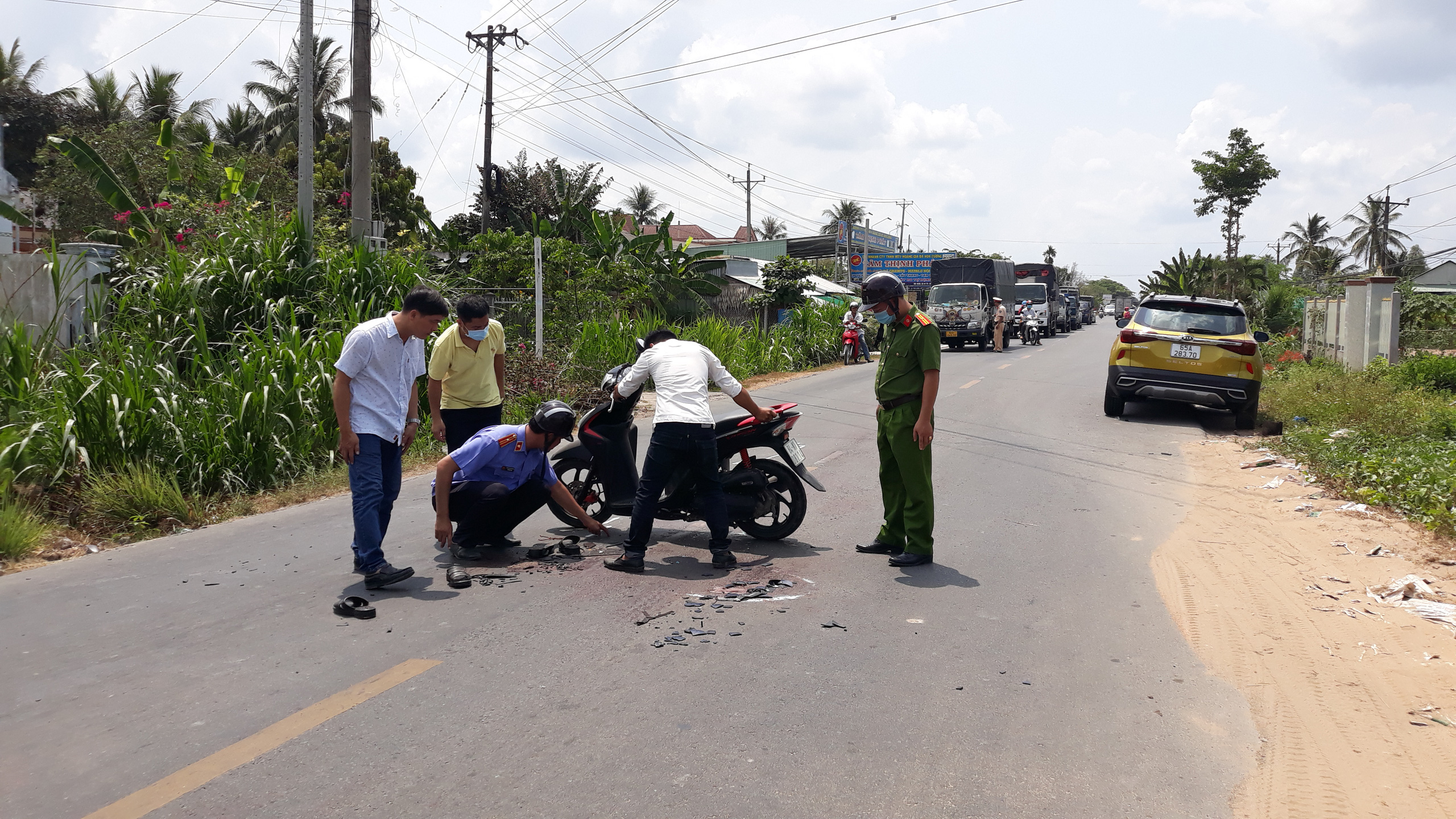 Tai nạn thương t&acirc;m, 2 người tử vong do va chạm li&ecirc;n ho&agrave;n với 2 &ocirc;t&ocirc; - Ảnh 1.