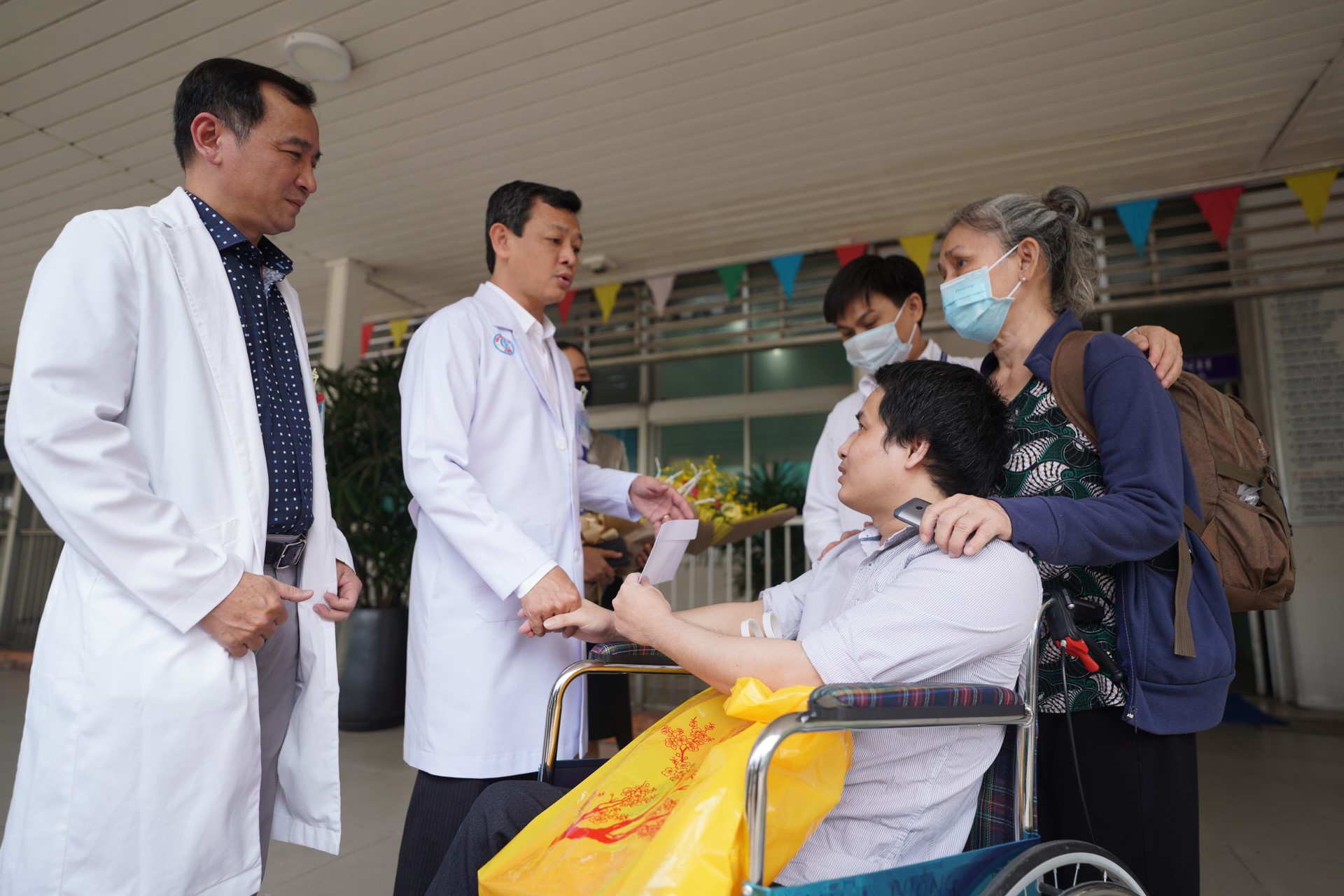 Ca bệnh đặc biệt 11 năm sống trong bệnh viện được về nh&agrave; - Ảnh 2.
