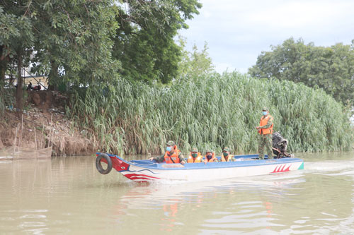 Căng mình ở vùng biên