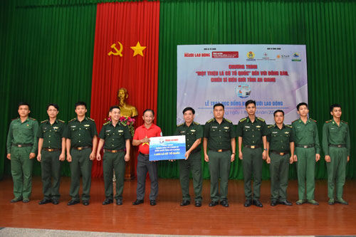 Hơn 10.000 lá cờ Tổ quốc đến vùng biên - Ảnh 9.