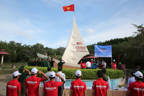 Hơn 10.000 lá cờ Tổ quốc đến vùng biên
