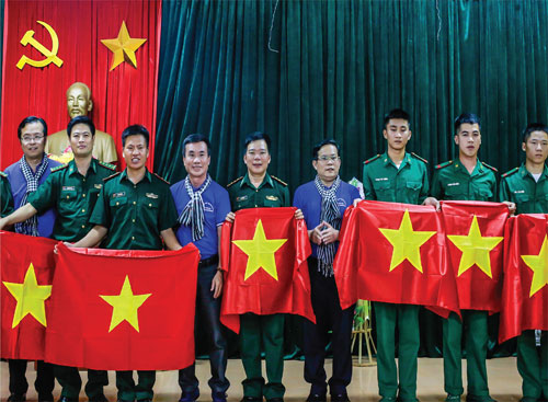 Hơn 10.000 lá cờ Tổ quốc đến vùng biên - Ảnh 3.
