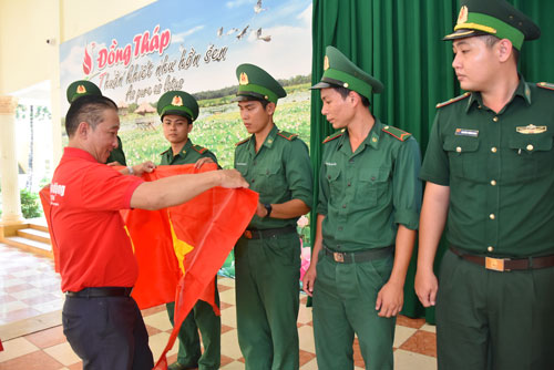 Hơn 10.000 lá cờ Tổ quốc đến vùng biên - Ảnh 8.