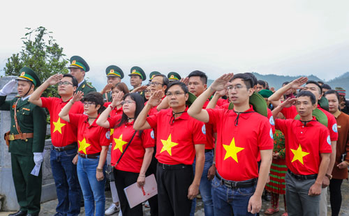 Hơn 10.000 lá cờ Tổ quốc đến vùng biên - Ảnh 2.