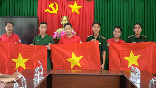 Hơn 10.000 lá cờ Tổ quốc đến vùng biên - Ảnh 7.