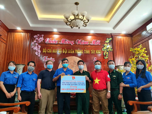 Hơn 10.000 lá cờ Tổ quốc đến vùng biên - Ảnh 6.