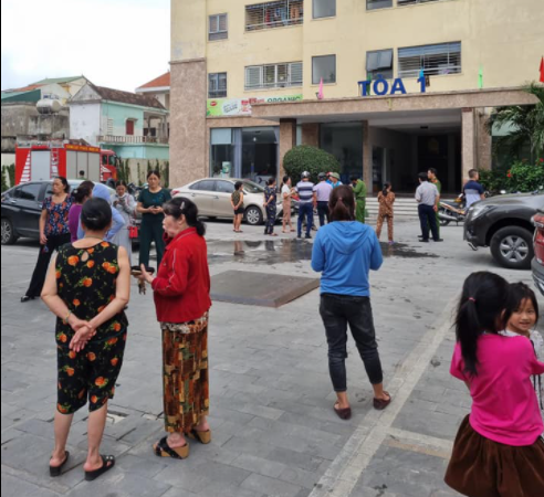 Cháy tại chung cư 20 tầng, người dân ôm trẻ em, người già tháo chạy xuống dưới