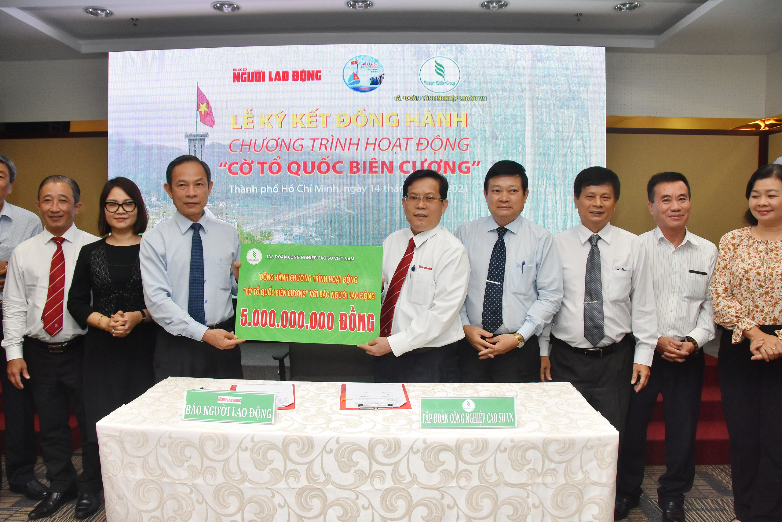 VRG ủng hộ 5 tỉ đồng cho Chương trình "Một triệu lá cờ Tổ quốc cùng ngư dân bám biển"