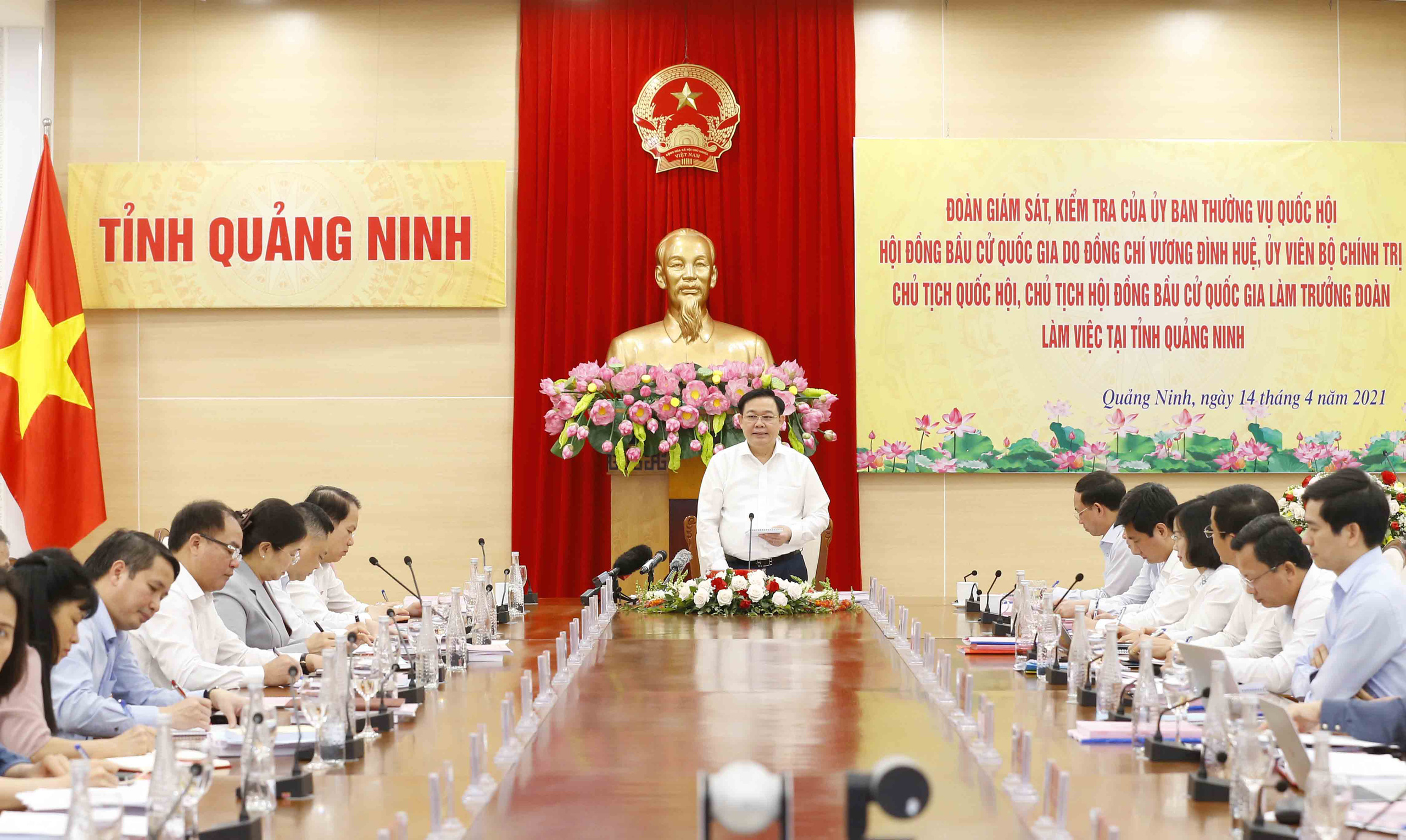 Chủ tịch Quốc hội Vương Đ&igrave;nh Huệ kiểm tra c&ocirc;ng t&aacute;c chuẩn bị bầu cử tại Quảng Ninh - Ảnh 3.