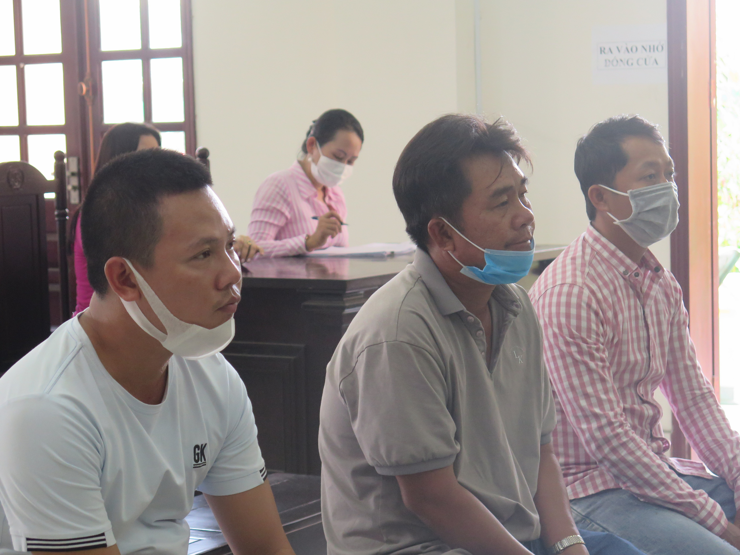 Trả hồ sơ điều tra bổ sung vụ ch&ocirc;n l&eacute;n h&agrave;ng ng&agrave;n tấn chất thải rắn ở B&igrave;nh Ch&aacute;nh - Ảnh 1.