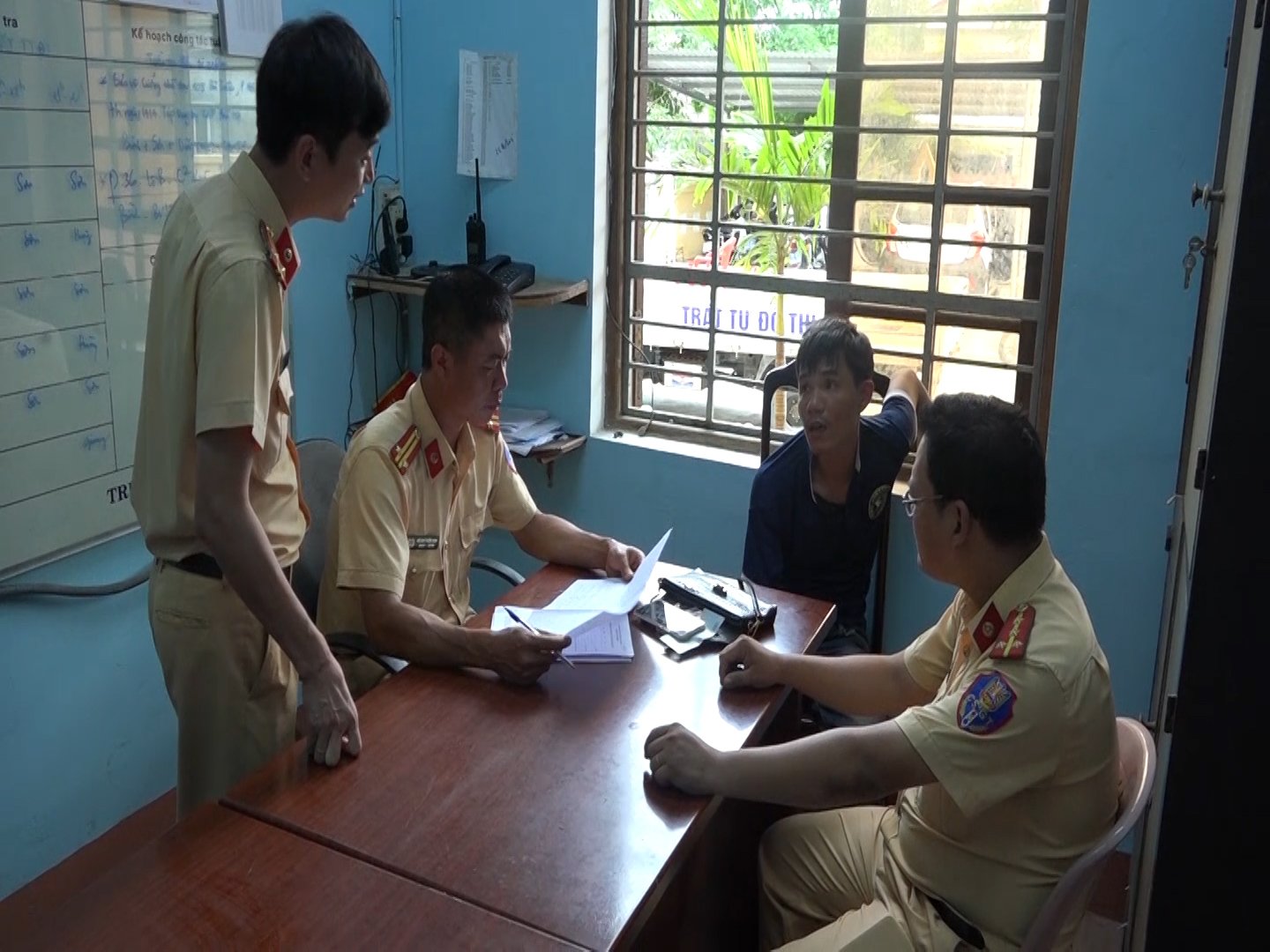 CSGT khống chế tên cướp điều khiển xe máy lạng lách trên đường phố để thoát thân - Ảnh 1.