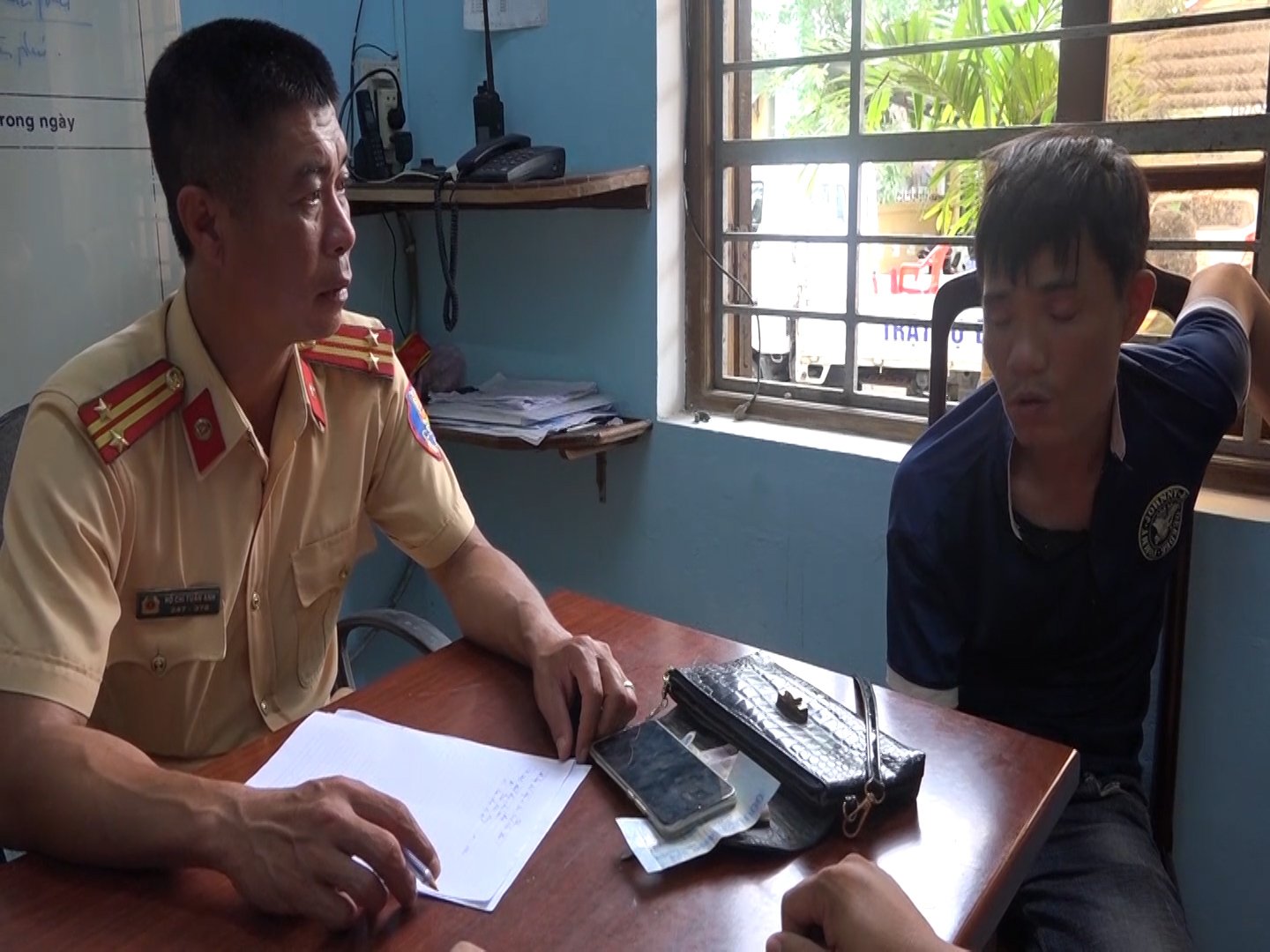 CSGT khống chế tên cướp điều khiển xe máy lạng lách trên đường phố để thoát thân
