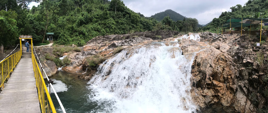 Độc đáo suối "nóng - lạnh cách một bàn chân"
