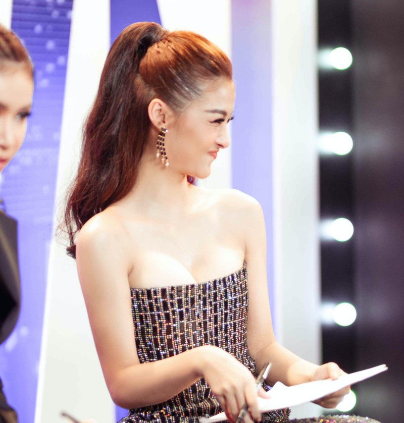 Á hậu gây nhức mắt vì vòng 1 vừa độ - Ảnh 8.