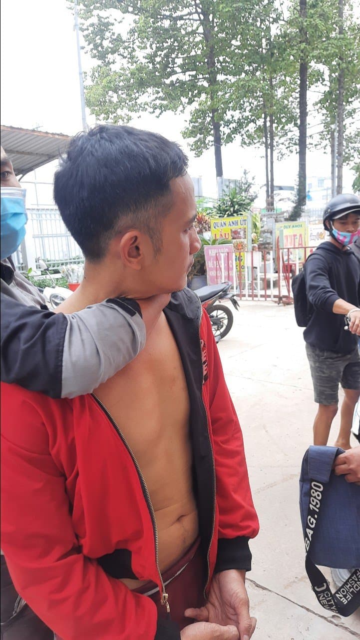 Hai đối tượng ở Hóc Môn vừa bị bắt khi gặp nạn nhân nhận tiền - Ảnh 1.